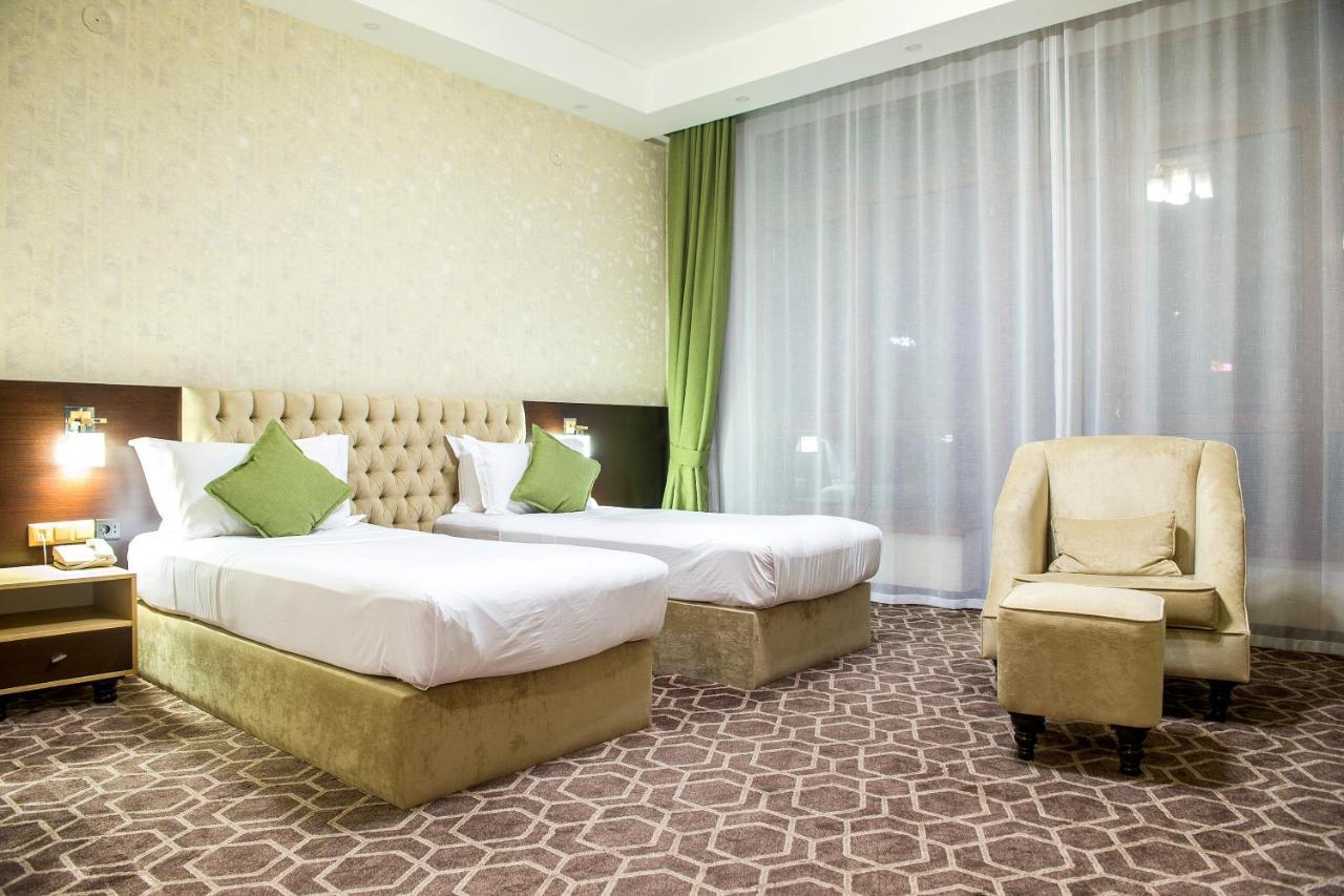 Megapolis Hotel Sjymkent Exteriör bild