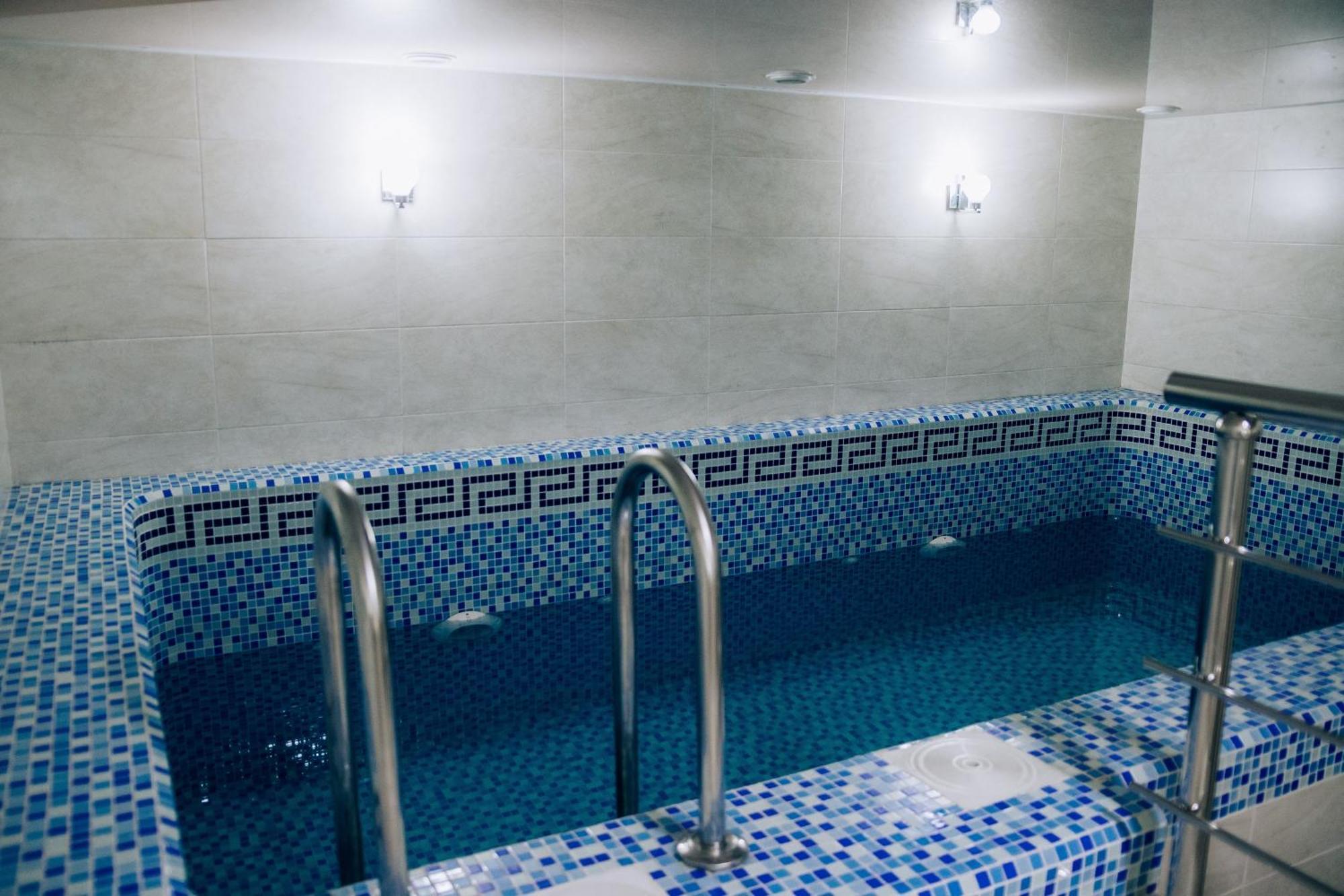 Megapolis Hotel Sjymkent Exteriör bild