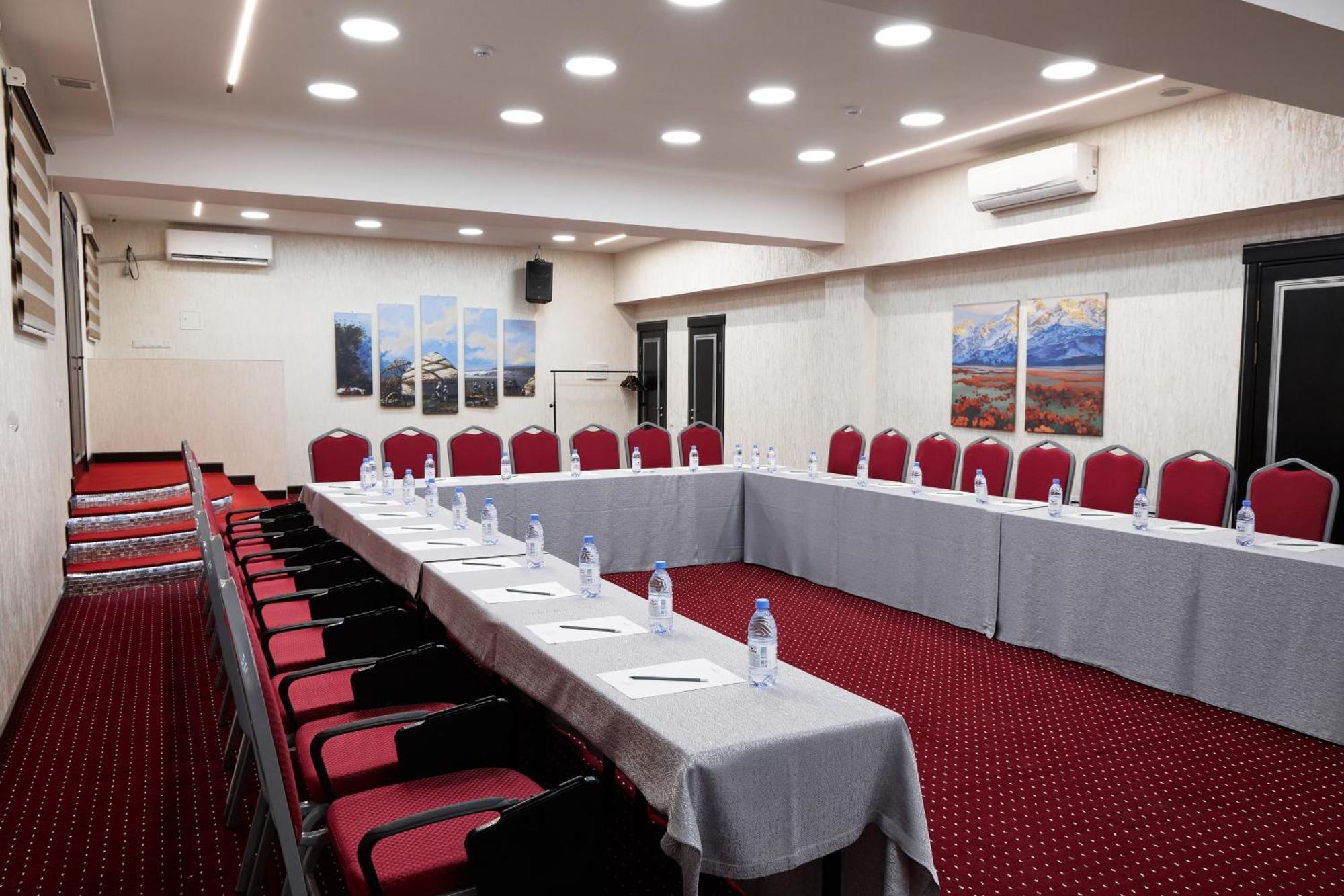 Megapolis Hotel Sjymkent Exteriör bild