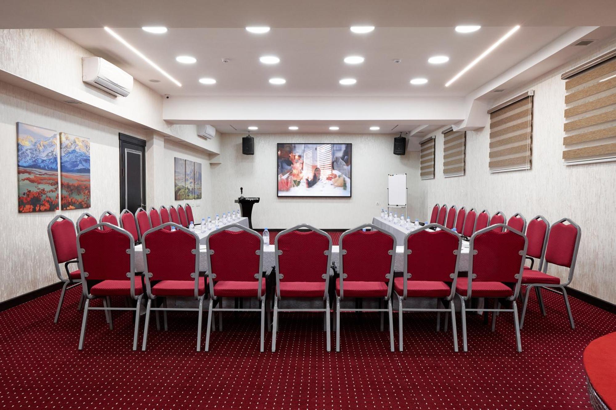 Megapolis Hotel Sjymkent Exteriör bild