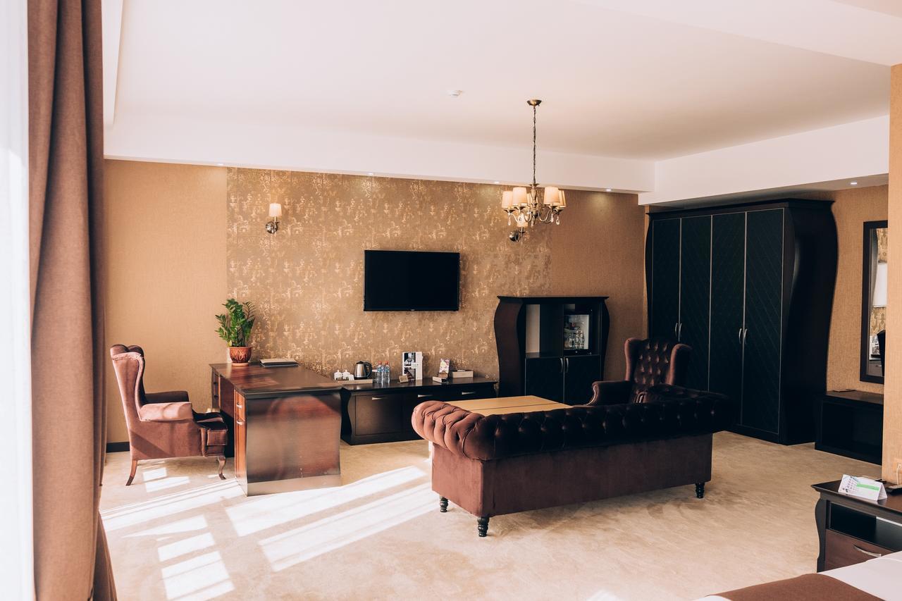 Megapolis Hotel Sjymkent Exteriör bild