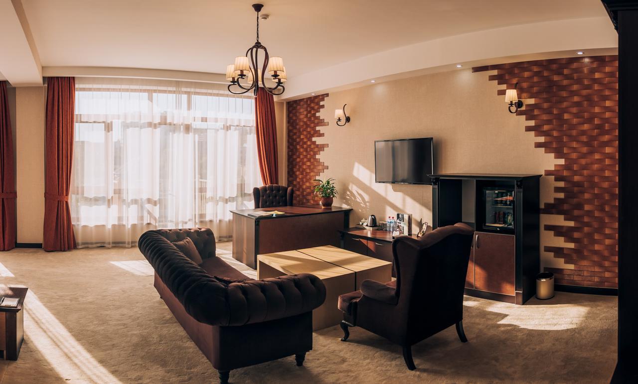 Megapolis Hotel Sjymkent Exteriör bild