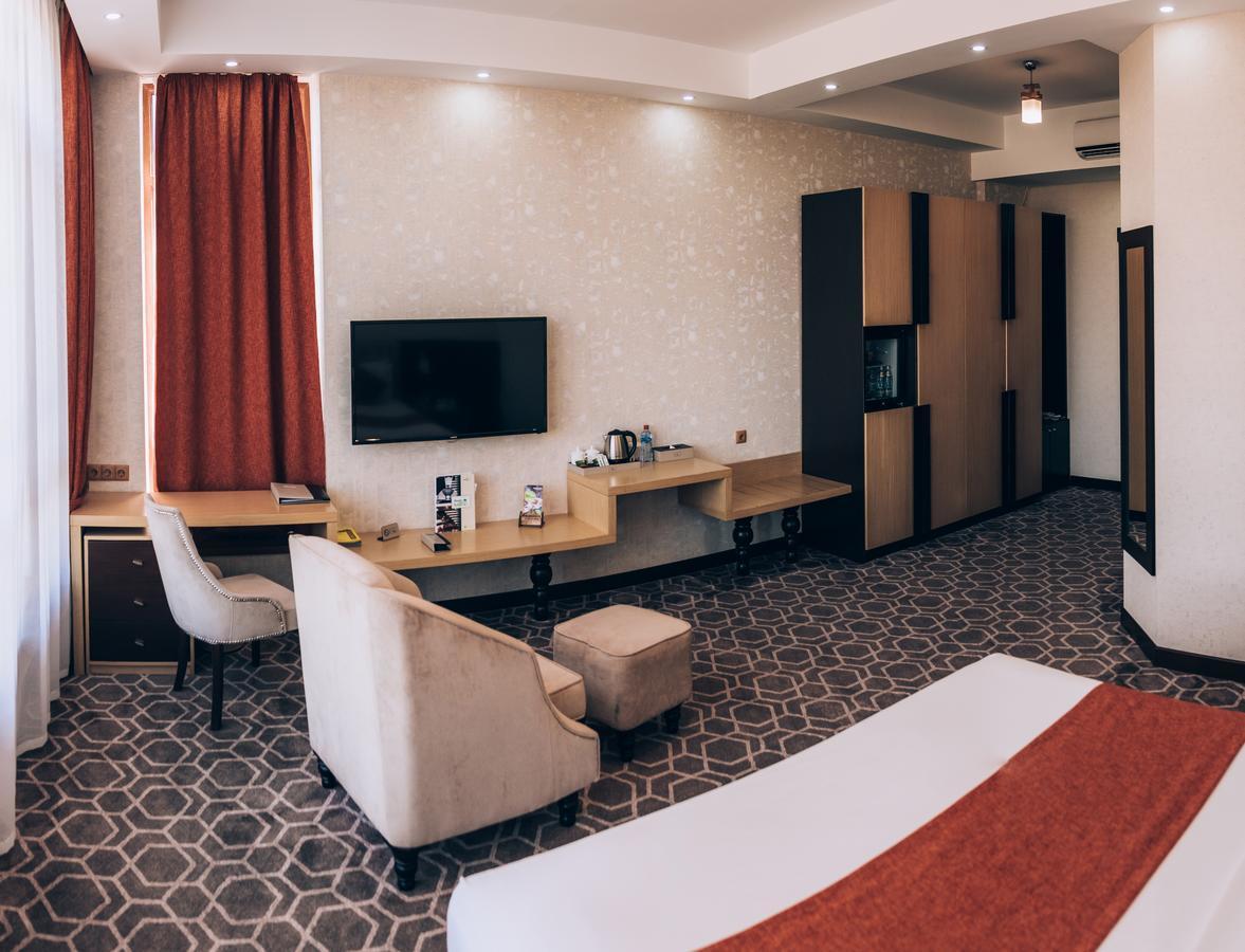 Megapolis Hotel Sjymkent Exteriör bild