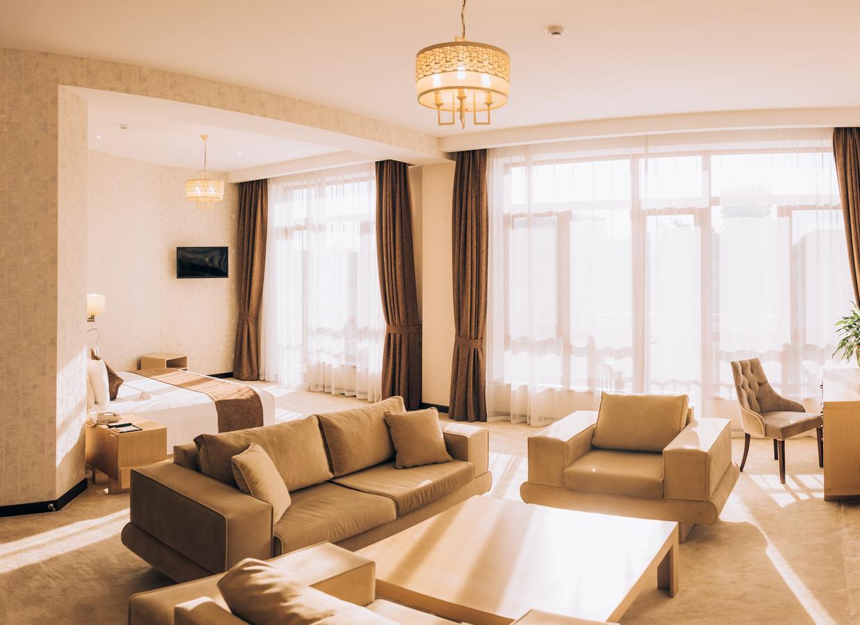 Megapolis Hotel Sjymkent Exteriör bild
