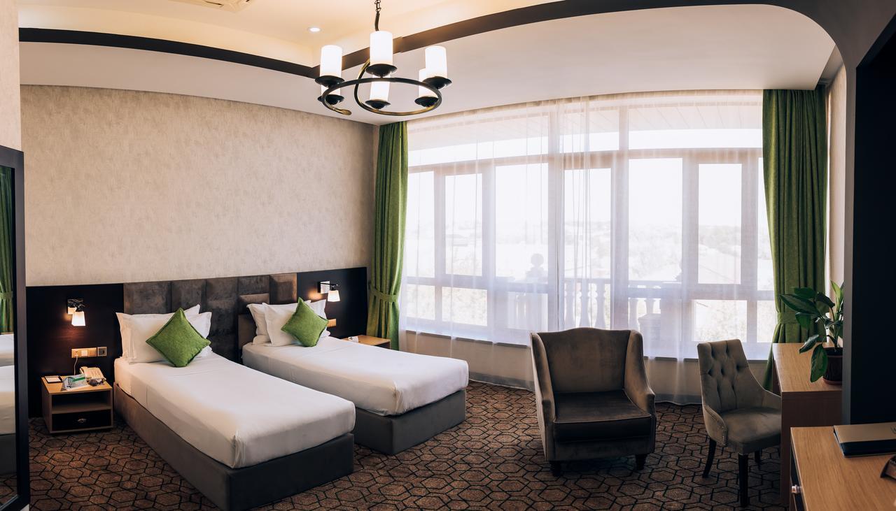 Megapolis Hotel Sjymkent Exteriör bild