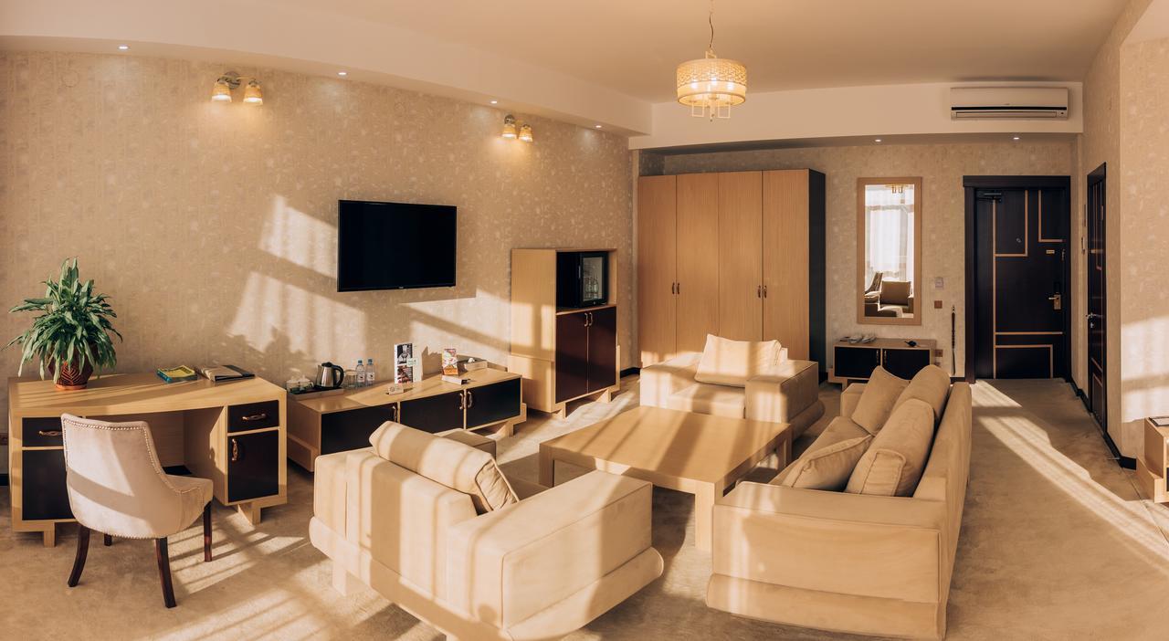 Megapolis Hotel Sjymkent Exteriör bild