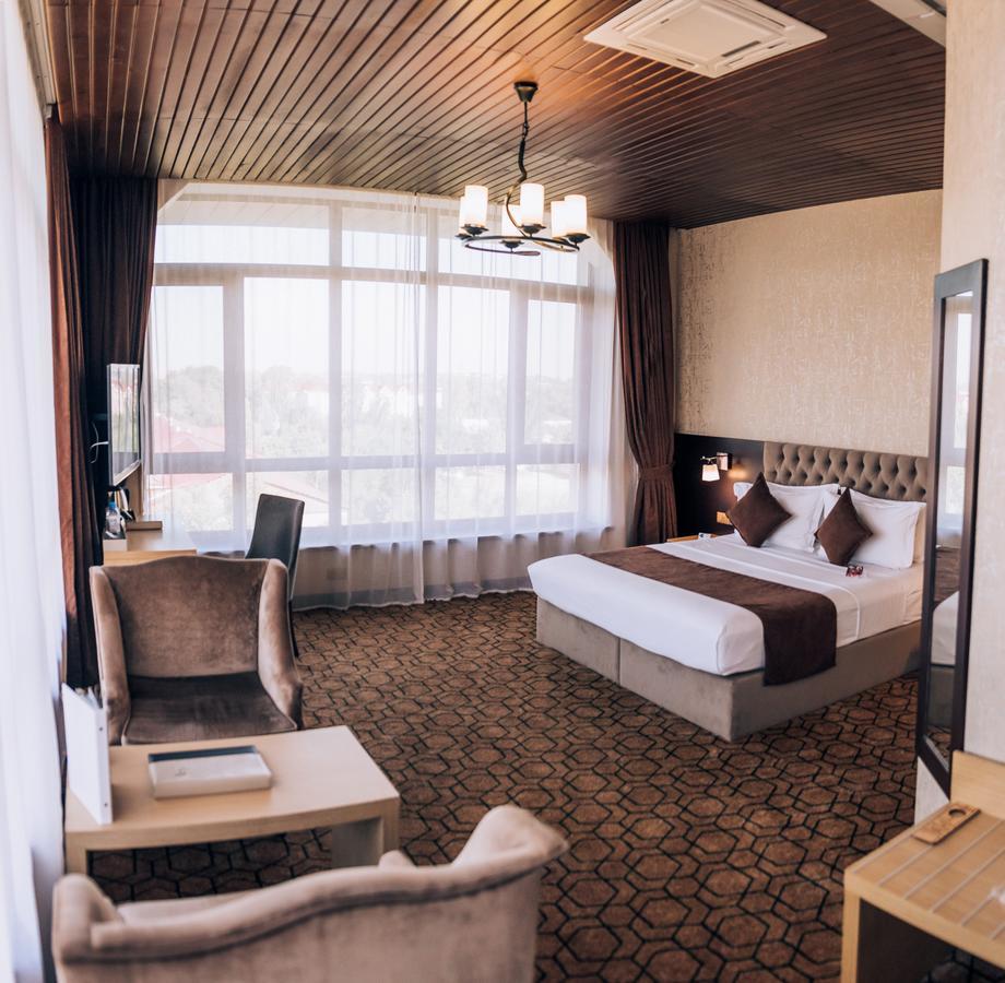 Megapolis Hotel Sjymkent Exteriör bild