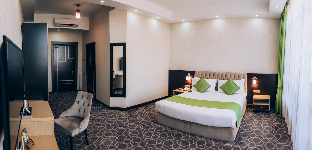 Megapolis Hotel Sjymkent Exteriör bild