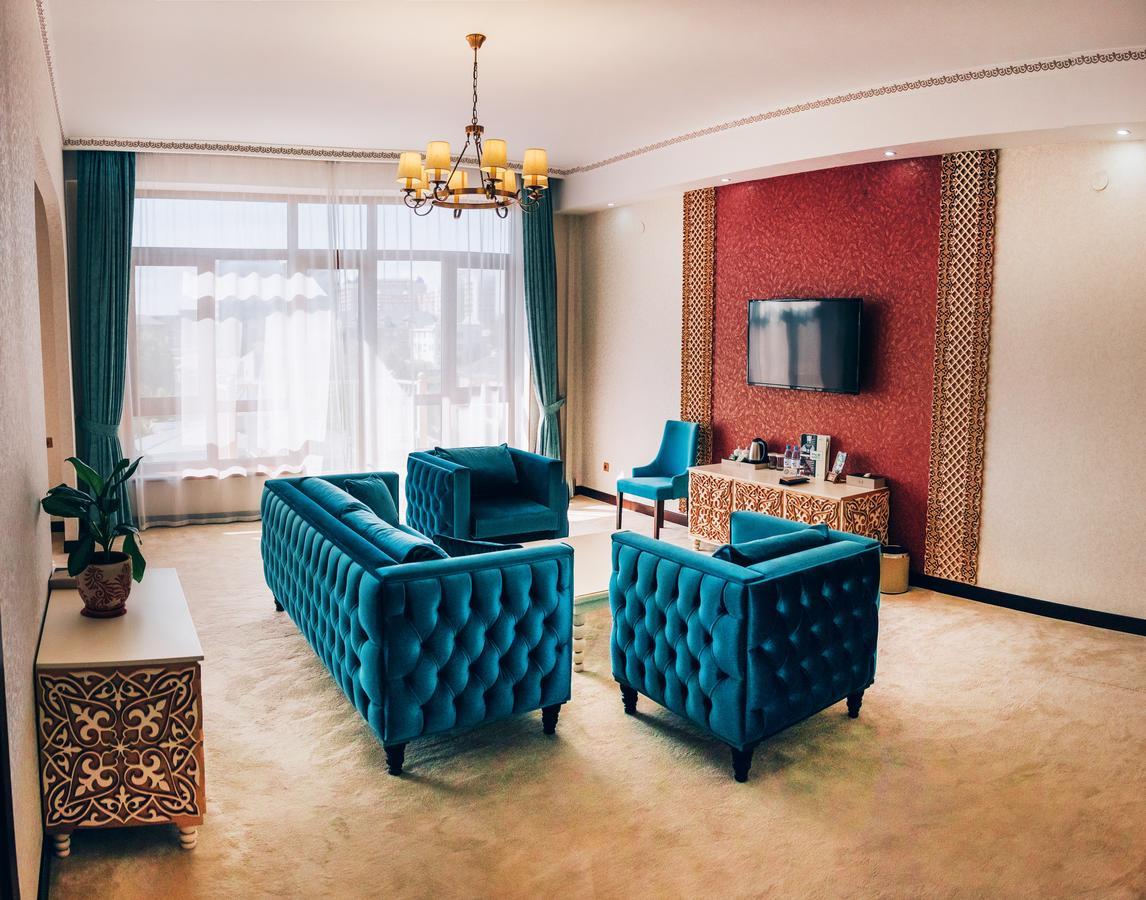 Megapolis Hotel Sjymkent Exteriör bild