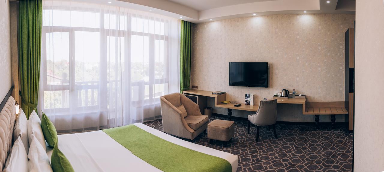 Megapolis Hotel Sjymkent Exteriör bild