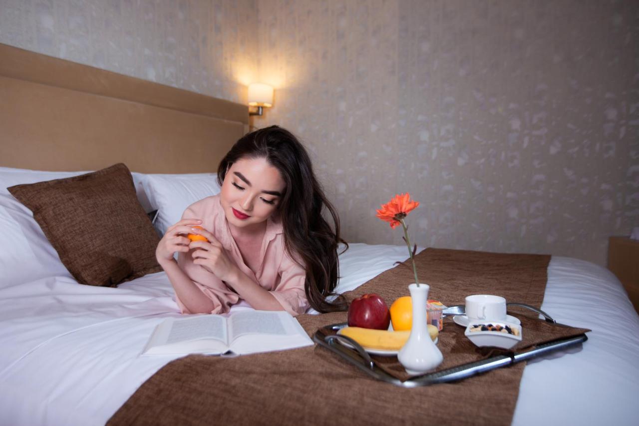 Megapolis Hotel Sjymkent Exteriör bild