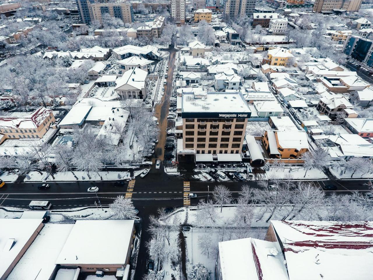 Megapolis Hotel Sjymkent Exteriör bild