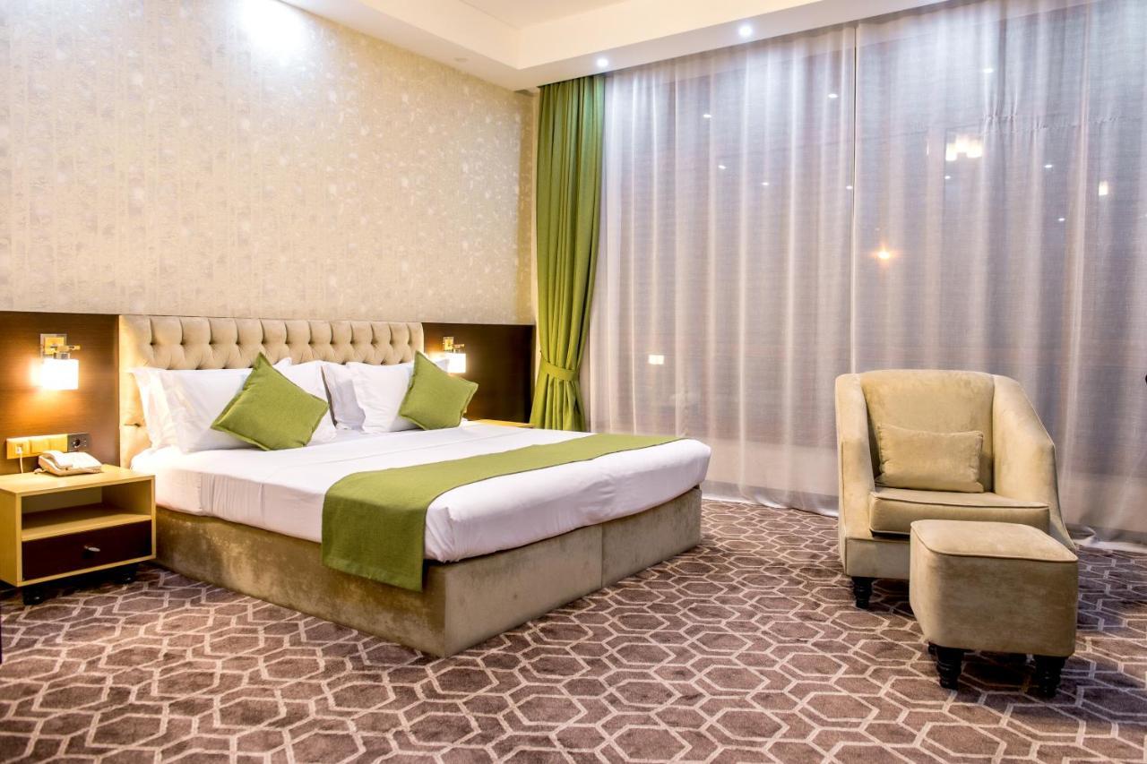 Megapolis Hotel Sjymkent Exteriör bild