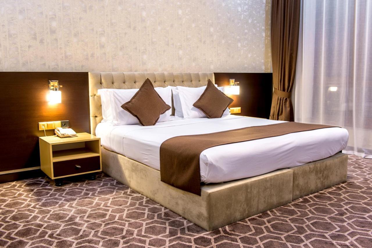 Megapolis Hotel Sjymkent Exteriör bild