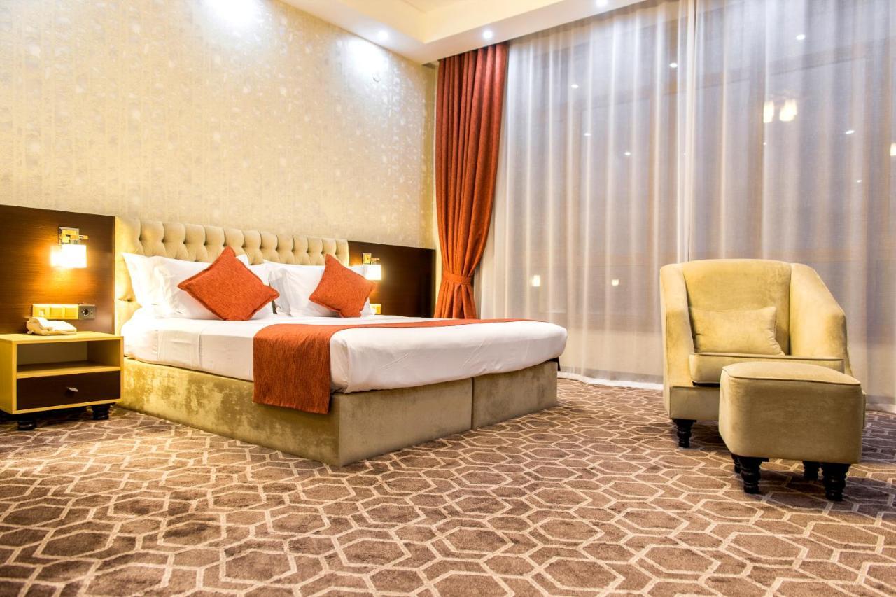 Megapolis Hotel Sjymkent Exteriör bild